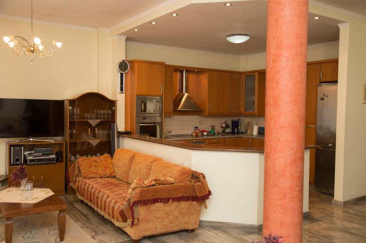 Veta'S Spacious Central Apartment Серес Екстериор снимка