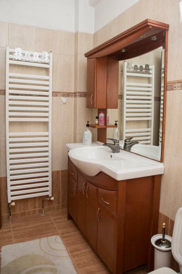 Veta'S Spacious Central Apartment Серес Екстериор снимка