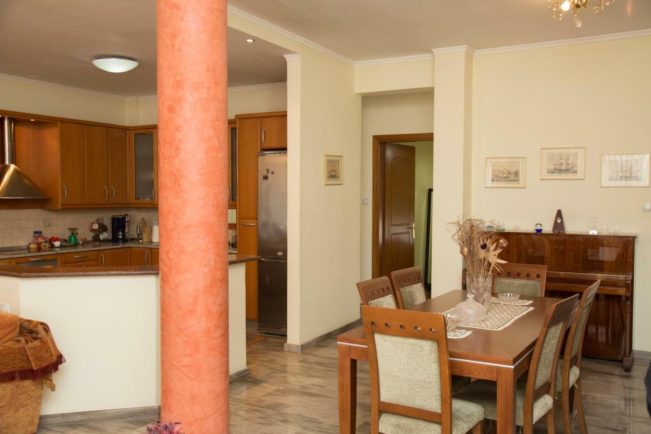 Veta'S Spacious Central Apartment Серес Екстериор снимка