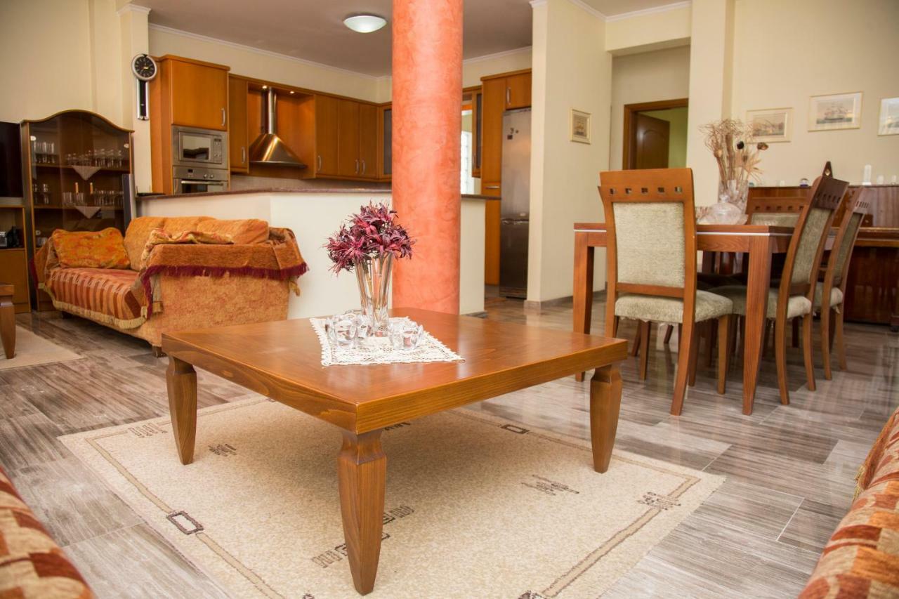Veta'S Spacious Central Apartment Серес Екстериор снимка